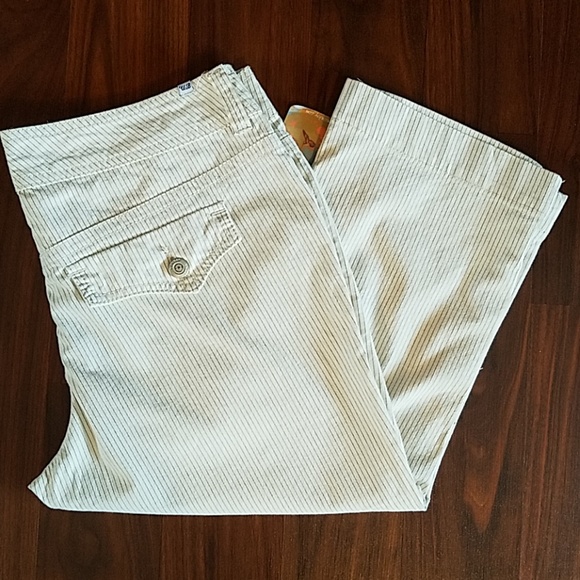 UNIONBAY Pants - NWT UNIONBAY crop pants